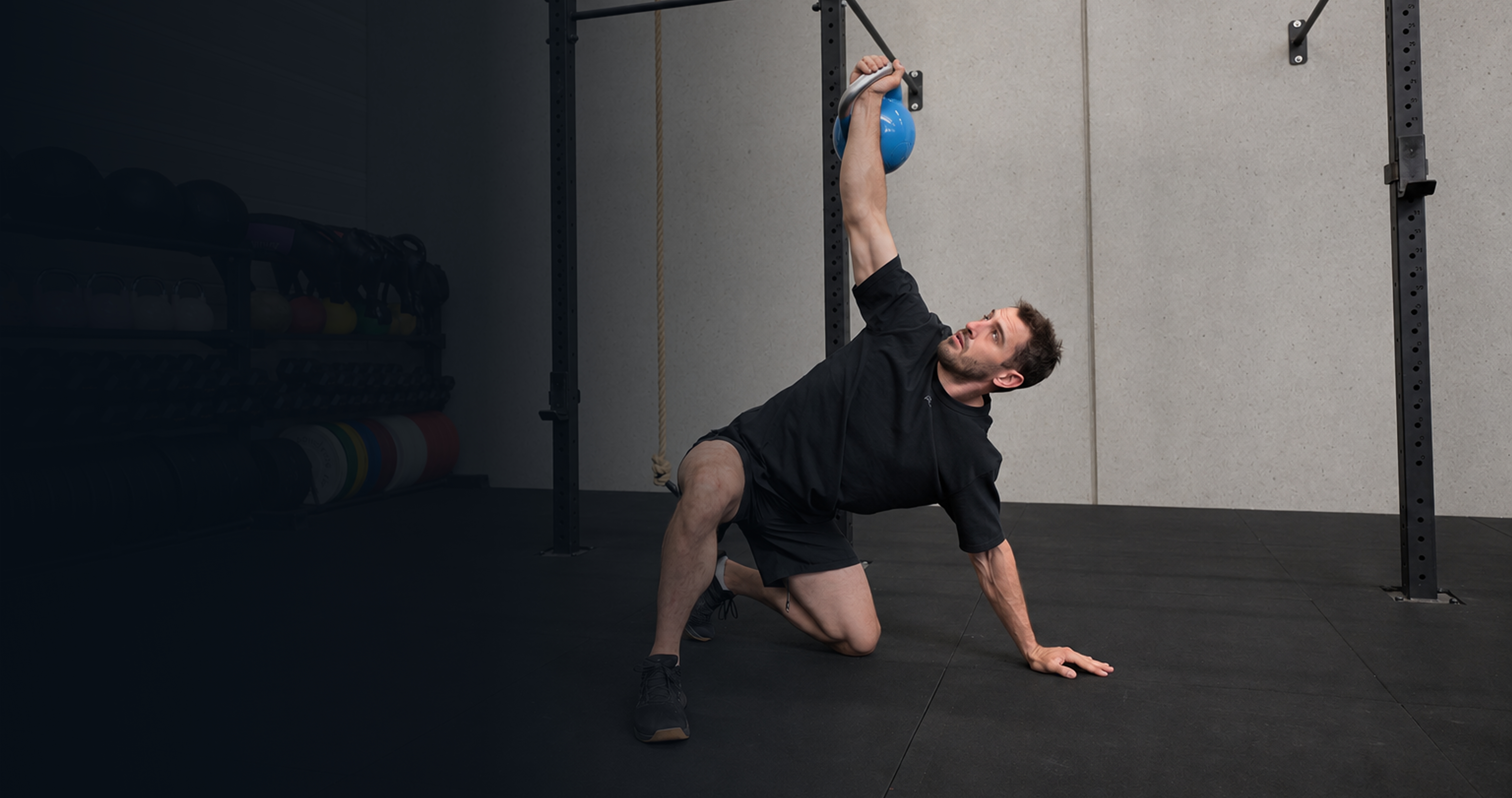 Athlète réalisant un exercice de mobilité dans une salle de sport